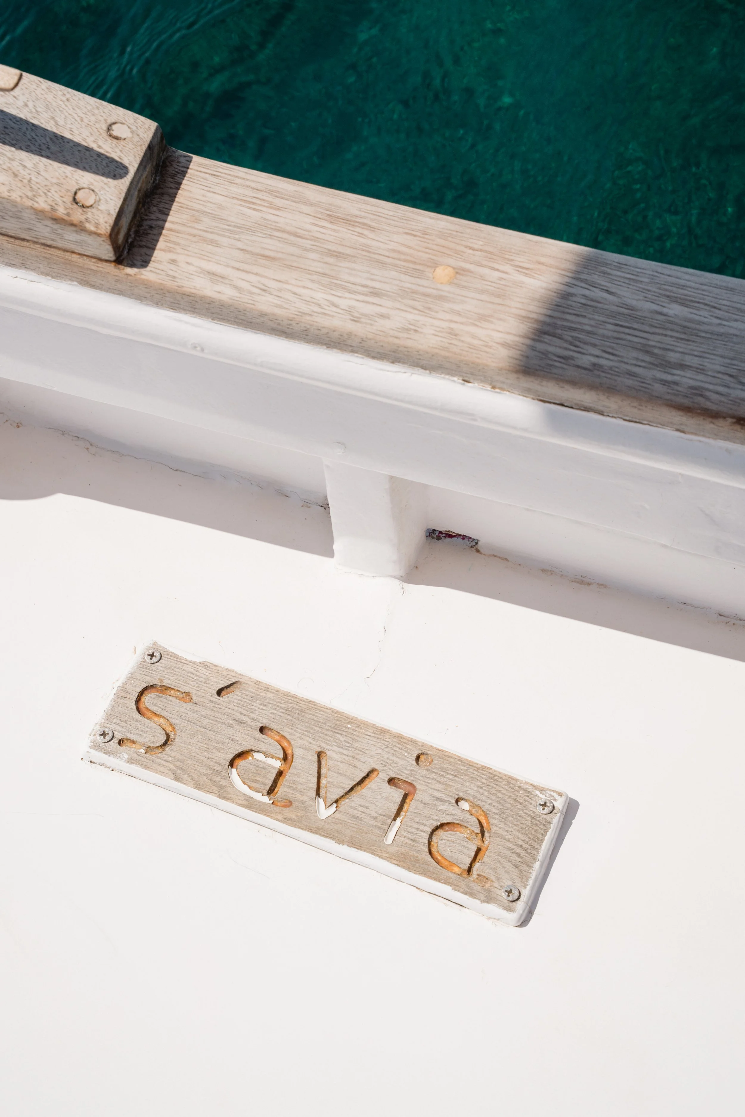 Placa S'àvia con agua turquesa de fondo