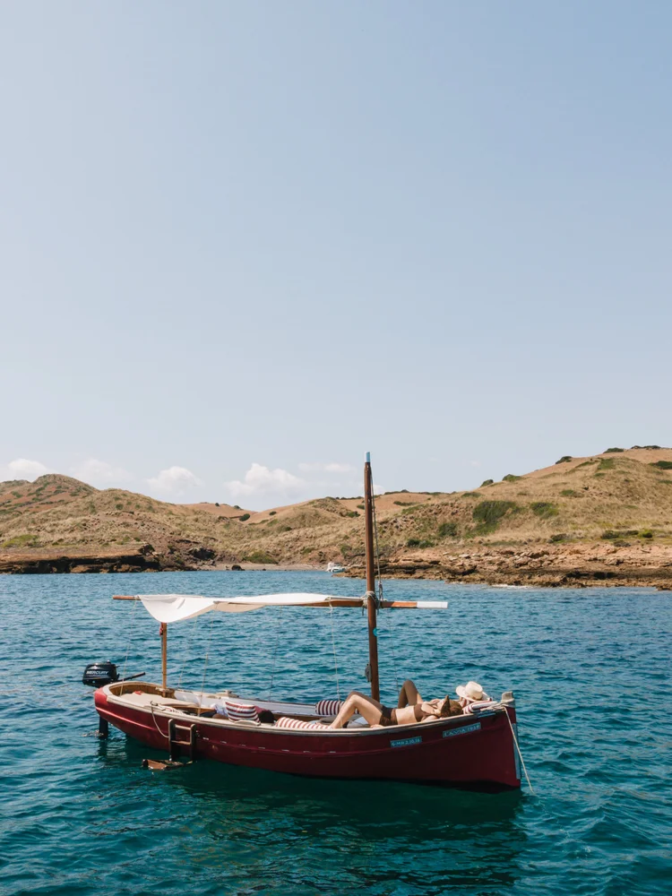 Llaüt fondeado en una cala